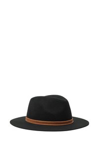Czarny filcowy kapelusz z szerokim rondem i brązowym skórzanym paskiem wokół korony. Projekt cechuje miękki, ukształtowany kształt.