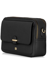 Czarna skórzana torba o fakturowanej powierzchni, z magnetyczną klapką i złotym zamkiem błyskawicznym. Posiada boczny pierścień do mocowania paska.