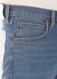 Blauwe denim jeans met een vervaagde afwerking, voorzien van contrasterende oranje stiksels, een klein voorzakje en een klassieke vijfzakkenontwerp.