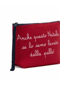 Sacca rossa realizzata in tessuto morbido con scritte bianche. Ha una chiusura superiore con cerniera e una maniglia laterale per un trasporto facile.