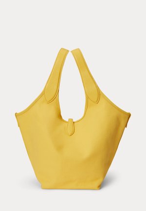 Gul handlenett med brede lærhåndtak, teksturert stoffkropp og en liten lærfane som lukking midt foran.