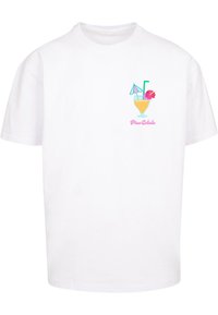 Hvid bomulds t-shirt med et farverigt grafisk motiv af et cocktailglas med en lyserød blomst og en paraply, centreret på brystet.