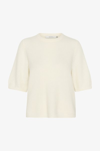 Pull à manches courtes et col rond en matière douce et duveteuse de couleur blanc cassé. Il présente une coupe décontractée avec des poignets et un ourlet côtelés.