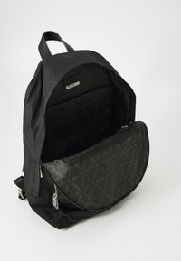 Sac à dos en tissu noir avec un haut arrondi, des compartiments zippés et une doublure intérieure texturée avec un motif de logo répétitif.