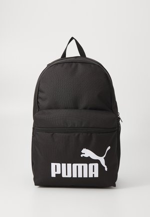 Czarny plecak Puma z przednią kieszenią na zamek błyskawiczny i białym logo Puma oraz napisem na kieszeni na jednolitym tle.