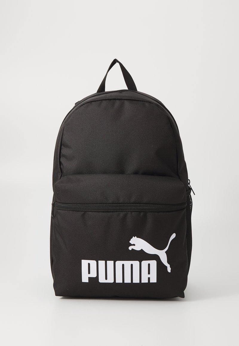Sac à dos Puma noir avec une poche zippée à l’avant et le logo blanc Puma ainsi que du texte sur la poche, sur un fond uni.