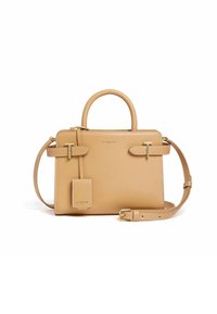 Borsa a mano in pelle color tan con una forma strutturata, doppio manico superiore, tracolla removibile, accessori in metallo dorato e un'etichetta per bagagli.