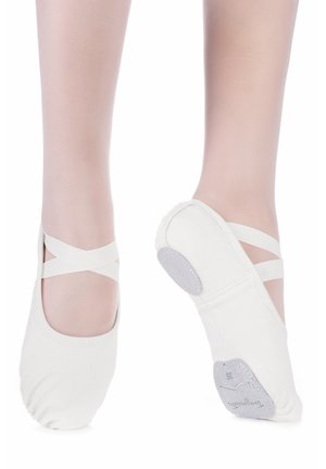 Weiße Ballettschuhe aus Canvas mit Kreuzriemen, weicher Struktur und grauen Gummisohlen. Die Merkmale umfassen eine stromlinienförmige Form und ein nahtloses Design.