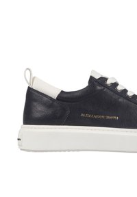 Marineblaue Leder-Sneaker mit einer weißen Gummisohle, silbernen Ösen und einem goldenen Logo an der Seite. Runde Zehenform und kontrastierendes Detail an der Ferse.