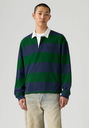 Polo de manga larga con rayas en azul marino y verde, con cuello blanco, de corte relajado y tela suave y texturizada.