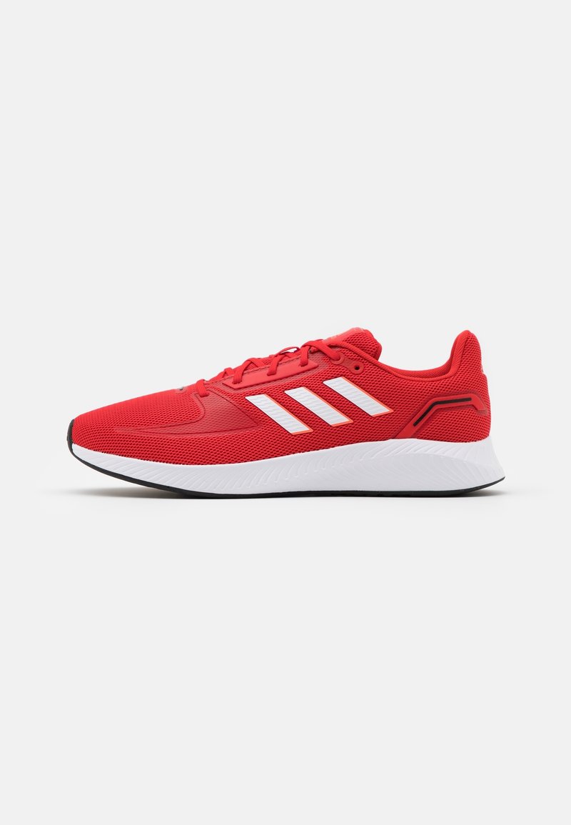 Baskets rouges avec semelle blanche et trois bandes blanches sur le côté, conçues pour la course ou un usage décontracté.