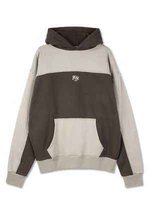 Hoodijas krekls ar krāsu bloku dizainu, kas ietver brūnus un krēmkrāsu paneļus. Iekļauj priekšējo kabatu un ribotu apakšmalu un piedurknes.