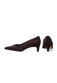 Braune Wildleder-Pumps mit spitzem Bildschirm, niedrigem Absatz und glatter Oberfläche. Sie haben ein einfaches, klassisches Design ohne Verzierungen.