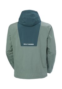 Waterdichte jas in lichtgroen met een donkerblauwe achterpanelen, voorzien van een capuchon en het logo "HELLY HANSEN" op de achterkant.
