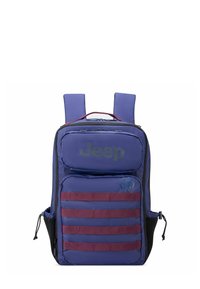 Mochila morada hecha de material duradero que cuenta con un bolsillo frontal, correas horizontales y bolsillos laterales de malla. Logotipo de la marca mostrado de manera destacada.