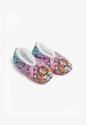 Bunte Hausschuhe mit einem pink-blauen Farbverlauf und einem flauschigen weißen Innenfutter, verziert mit Cartoon-Designs von einem Hund und einem Einhorn.