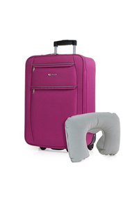 Maleta morada con un exterior de tela texturizada, dos bolsillos frontales y un asa retráctil. Acompañada de una almohada para el cuello de color gris claro.