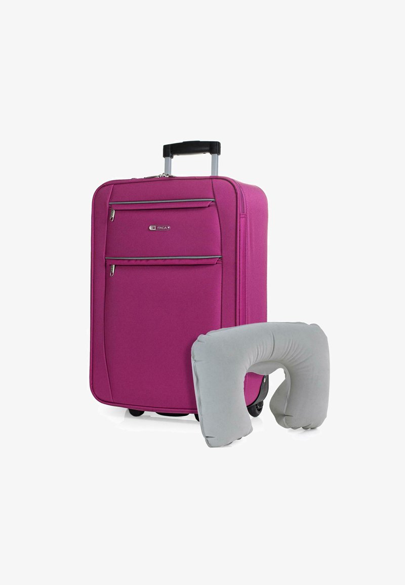 Maleta morada con un exterior de tela texturizada, dos bolsillos frontales y un asa retráctil. Acompañada de una almohada para el cuello de color gris claro.