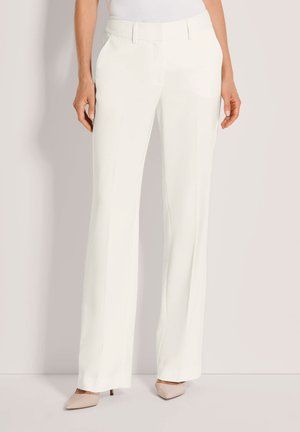 Weiße, maßgeschneiderte Hose mit geradem Bein, aus glattem Stoff, mit Gürtelschlaufen und Seitentaschen. Kombiniert mit hautfarbenen High Heels.
