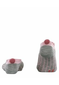 Rosa und graue Socken mit einem runden Pompon-Akzent auf der Rückseite, einer strukturierten Oberfläche und gerippten Designelementen. Die Sohle ist verstärkt.