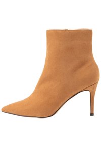 Bottine en daim noisette avec bout pointu et talon stiletto, fermeture éclair latérale et semelle lisse.