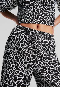 KARL LAGERFELD Stoffhose - giraffe black white