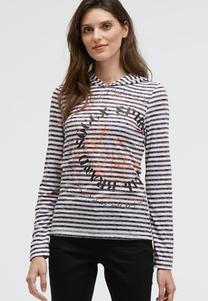 Gestreifter Langarm-Hoodie in Grau und Weiß, mit orange und schwarzem Grafiktext auf der Vorderseite, aus einem weichen Stoff mit lockerer Passform.