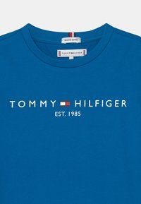 Tommy Hilfiger ESSENTIAL TEE UNISEX - Triko s potiskem - regatta blue