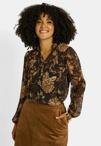 Blusa negra de flores con mangas largas; presenta patrones florales multicolores, cierre de botones y un ajuste relajado con escote en V.