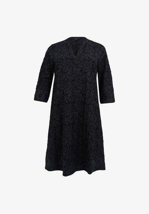 Zwarte jurk met driekwart mouwen, voorzien van een getextureerd bloemmotief, V-halslijn en een uitlopende silhouet.