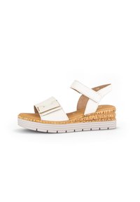 Sandal in pelle bianca con una fascia ampia e un cinturino dorato, zeppa in sughero e suola in gomma per una migliore aderenza.