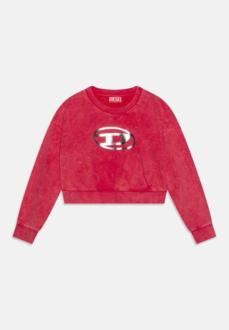 Červená skrátená mikina vyrobená z jemného materiálu, s okrúhlym výstrihom a dlhými rukávmi. Na prednej strane sa nachádza strieborné logo v oválnom tvare.