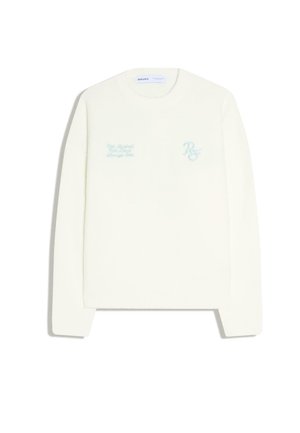 Élénk fehér hosszú ujjú, kerek nyakú pulóver világoskék hímzett szöveggel és monogrammal az elülső mellrészen.