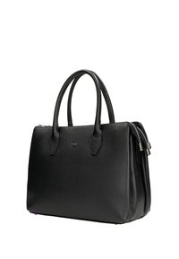 Borsa a mano in pelle nera con finitura testurizzata, doppi manici superiori e chiusura con zip. Presenta dettagli in metallo argentato e una forma rettangolare elegante.