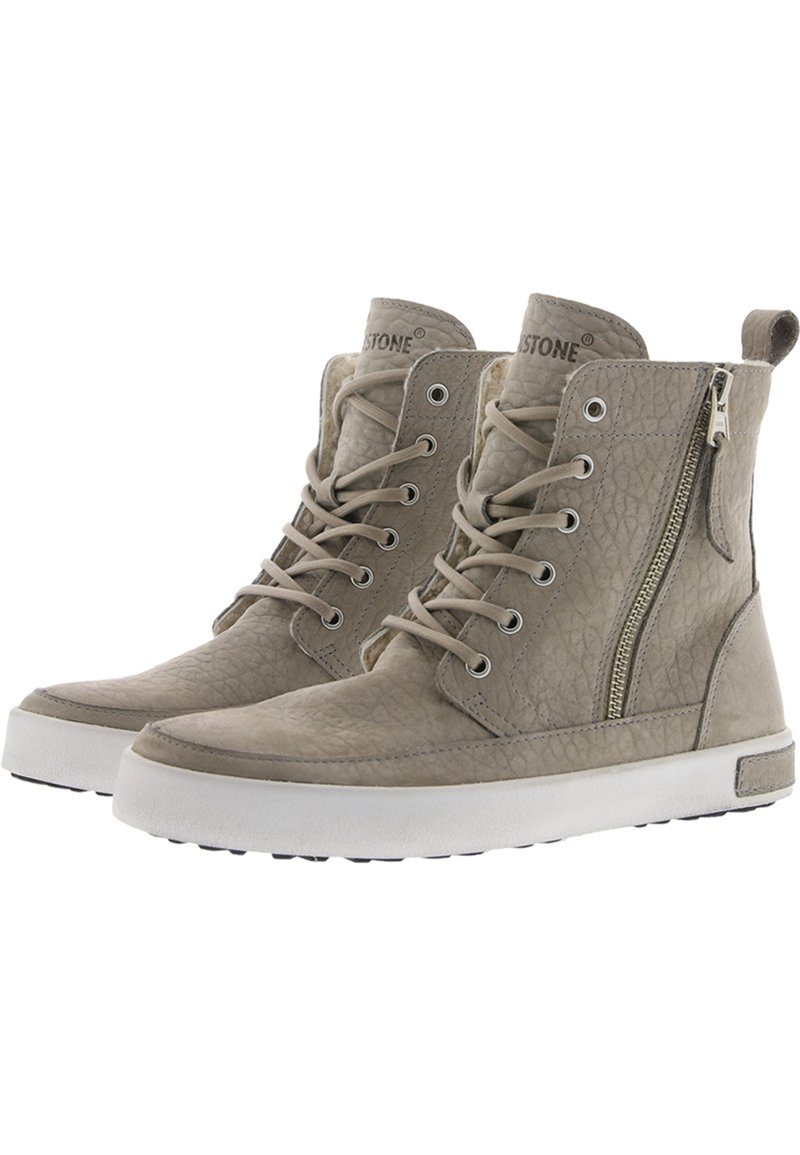 Grijze leren enkelboots met een gestructureerd oppervlak, vetersluiting aan de voorkant, rits aan de zijkant en een witte rubberen zool; voorzien van zilveren hardwareaccenten.