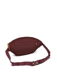 Bordeauxfarbene Stoffbauchtasche mit geschwungener Form, Reißverschlusstasche auf der Vorderseite, verstellbarem Riemen und einem Lederakzent. Strukturierten Oberfläche.