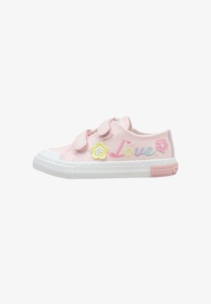 Zapatilla infantil rosa con dos tiras de velcro, suela blanca, decoraciones florales y "Love" bordado en colores pastel en el lateral.