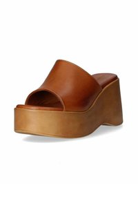 Sandali con zeppa in pelle marrone, caratterizzati da una punta aperta, una fascia ampia sulla parte superiore del piede e una suola platform con una finitura liscia.