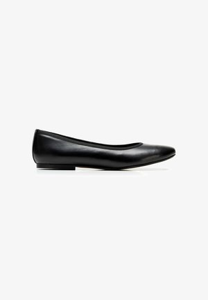 Ballerine en cuir noir avec un bout rond, surface lisse et un petit talon discret. Présente une bordure en tissu contrastant autour de l'ouverture.
