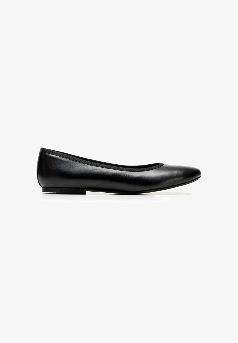 Ballerine en cuir noir avec un bout rond, surface lisse et un petit talon discret. Présente une bordure en tissu contrastant autour de l'ouverture.