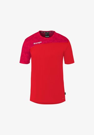 T-shirt de sport rouge à manches courtes avec motif géométrique sur les épaules et le haut de la poitrine, logo Kempa sur le côté gauche de la poitrine et à l'intérieur du col.