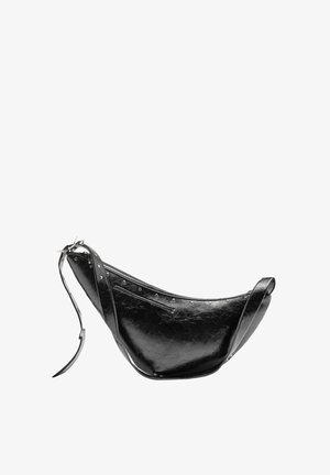 Czarna skórzana torba na ramię o zakrzywionym kształcie, z wypustkami z przodu i długim paskiem. Charakteryzuje się teksturowaną powierzchnią i minimalistycznym stylem.