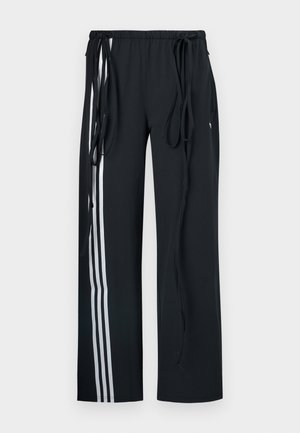 Zwarte sportbroek met een trekkoord in de taille, voorzien van twee witte zijstrepen en een losse pasvorm. Gemaakt van zachte, lichte stof.