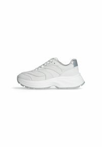 Scarpe sportive bianche in materiale mesh e sintetico, con punta arrotondata, lacci e suola spessa. Dettaglio argentato sul tallone.
