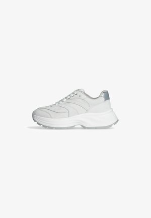 Weiße Sportschuhe aus Mesh und synthetischem Material, mit runder Zehenpartie, Schnürsenkeln und dicker Sohle. Silberne Akzente an der Ferse.
