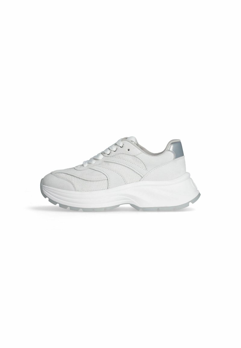 Scarpe sportive bianche in materiale mesh e sintetico, con punta arrotondata, lacci e suola spessa. Dettaglio argentato sul tallone.