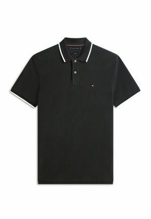 Sort poloshirt med korte ærmer, hvide kanter på krave og ærmer, to knapper og et lille rødt, hvidt og blåt logo på brystet.