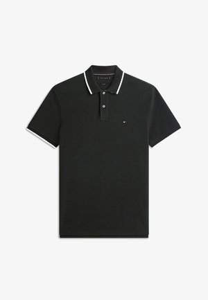 Sort poloshirt med korte ærmer, hvide kanter på krave og ærmer, to knapper og et lille rødt, hvidt og blåt logo på brystet.