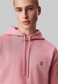 Calvin Klein Jeans BADGE HOODIE - Sudadera - rose dusk