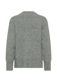 Lichtgrijze gebreide trui met lange mouwen en ribbelstructuur, van achteren weergegeven op een witte achtergrond.